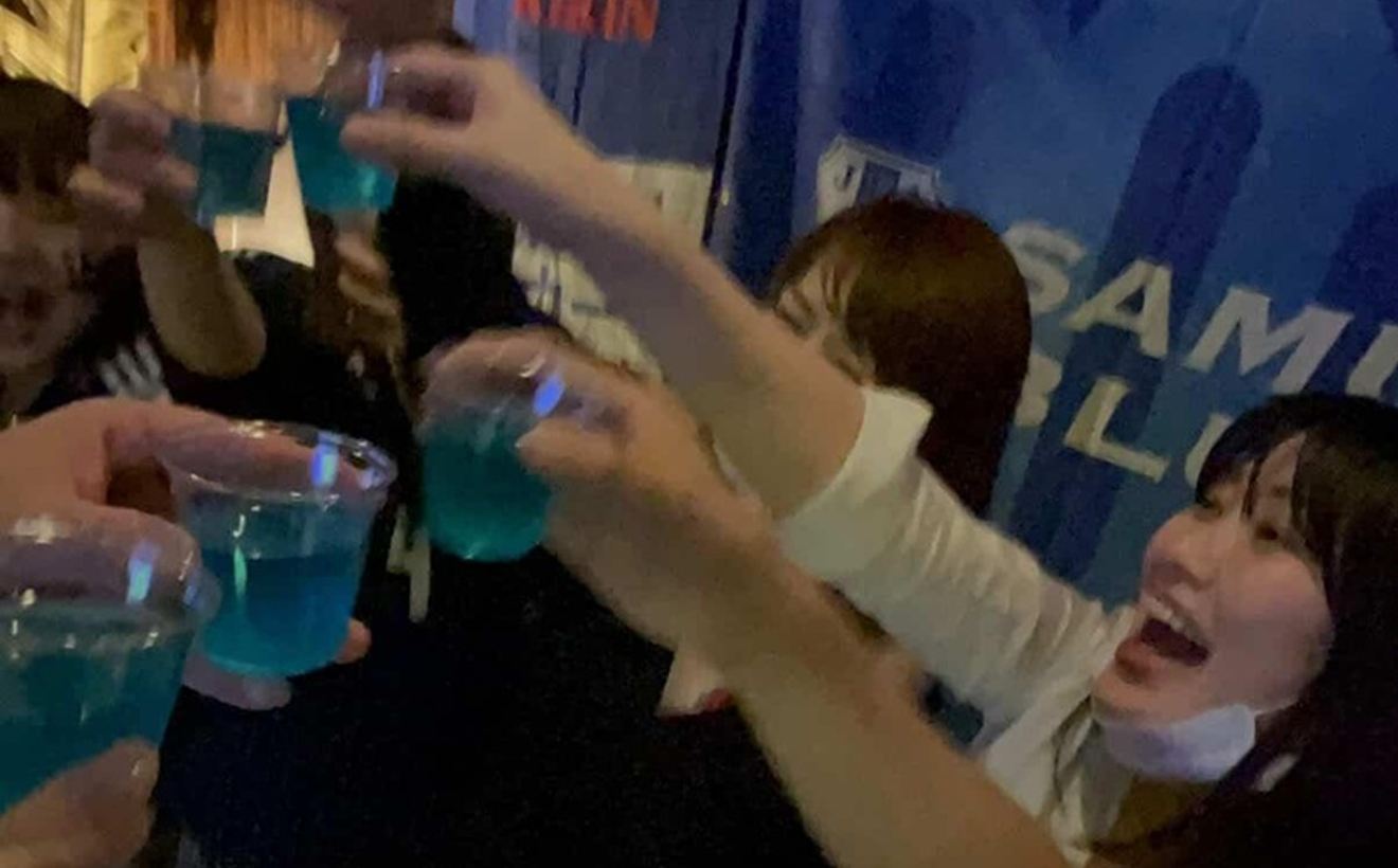 試合後はサムライブルーで乾杯